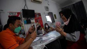 penerima-bantuan-langsung-tunai-blt-pengalihan-subsidi-bbm-tahap-pertama.jpg