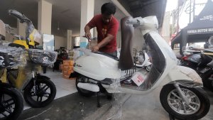 penerima-subsidi-motor-listrik-diperluas_20230731_202815.jpg