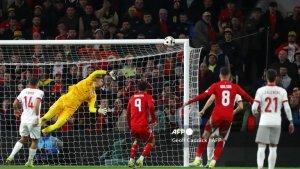 penjaga-gawang-polandia-01-wojciech-szczesny-melakukan-penyelamatan.jpg