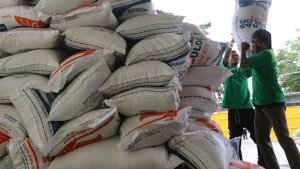 penyaluran-beras-bulog-untuk-stabilisasi-harga_20230203_174608.jpg