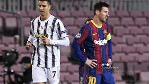 penyerang-portugal-juventus-cristiano-ronaldo-kiri-berjalan-melewati-lionel-messi.jpg