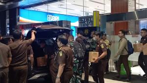 penyidik-Kejaksaan-Agung-menggeledah-kantor-PT-Saka-Energi-Indonesia-SEI-di-Jakarta-Selatan.jpg