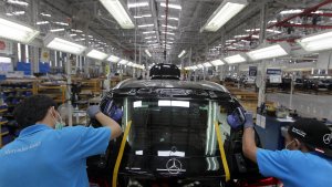 perakitan-mobil-mercedes-benz_20181211_205841.jpg