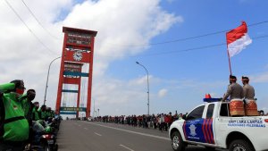 perayaan-hari-kemerdekaan-di-jembatan-ampera-palembang_20200817_204916.jpg