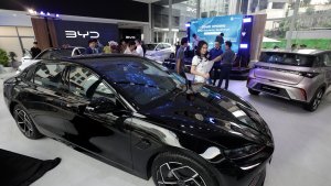 peresmian-dealer-flagship-byd-harmony-sudirman-4s_20240630_192151.jpg