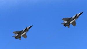 pesawat-mig-31-rusia-membawa-rudal-kinzhal-menuju-ukraina.jpg
