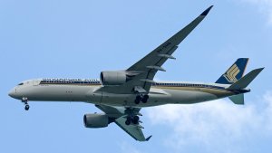 pesawat-singapore-airlines-alami-turbulensi-mendarat-di-bangkok_20240521_204558.jpg