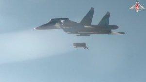 pesawat-su-34-menjatuhkan-bom-fab-3000-ke-pasukan-musuhcc.jpg
