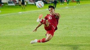 pesepak-bola-timnas-indonesia-arkhan-fikri-mengontrol-bola.jpg
