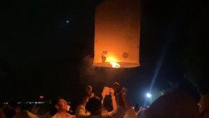 peserta-festival-lampion-waisak-menyalakan-lampion.jpg
