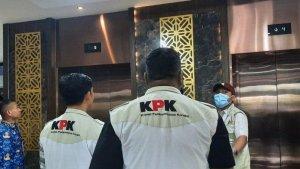 petugas-kpk-memasuki-ruang-kantor-balai-kota-semarang4545.jpg