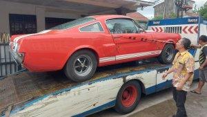 petugas-kpk-menyita-mobil-ford-mustang-mantan-pejabat-bea-cukai-andhi-pramono-terkait-tppu.jpg