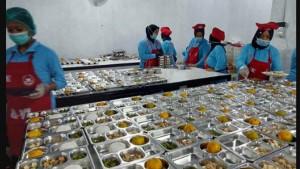 petugas-menyiapkan-menu-Makan-Bergizi-Gratis-MBG-di-dapur-SPPG-atau-Dapur-MBG.jpg