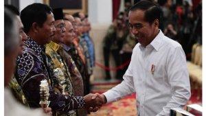 pj-pemprov-jateng-nana-sudjana-saat-terima-penghargaan.jpg