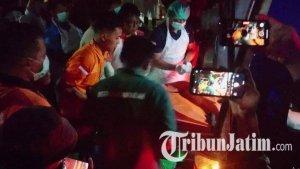 polisi-bawa-jasad-pasutri-yang-tewas-di-tulungagung.jpg