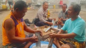 polisi-gotong-royong-persiapan-pujawali.jpg