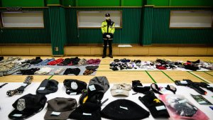 polisi-kumpulkan-barang-korban-tewas-tragedi-halloween-itaewon_20221102_081819.jpg