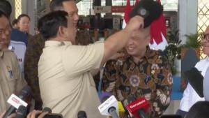 prabowo-angkat-topi-menhub.jpg