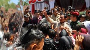 prabowo-bantuan-air-bersih-kuningan.jpg