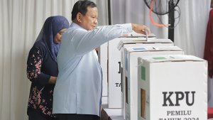 prabowo-subianto-gunakan-hak-pilih-pada-pemilu-2024_20240214_113350.jpg