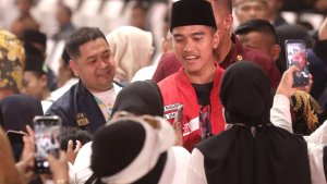 presiden-jokowi-dan-kaesang-pangarep-hadiri-rapimnas-samawi_20231007_182430.jpg