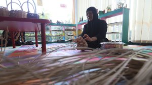 produksi-anyaman-rotan-penyandang-disabilitas-di-kualakapuas_20230525_060335.jpg