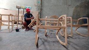 produksi-kursi-rotan-di-surya-rotan-desa-trangsan.jpg