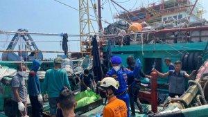 proses-evakuasi-abk-km-sri-mariana-asdvadsfv.jpg