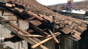 puluhan-rumah-di-desa-bojong-malaka-rusak-disapu-angin-kencang_20231023_202152.jpg
