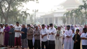 puluhan-umat-muslim-dan-muslimah-mengikuti-shalat-istisqo_20231013_082143.jpg