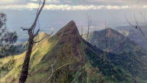 puncak-piramid-dari-gunung-saeng.jpg