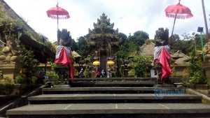 pura-penataran-di-desa-penglipuran-bangli_20180203_150804.jpg