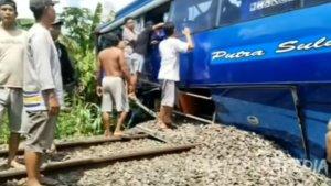 rajabasa-tabrak-bus-putra-sulung-89.jpg