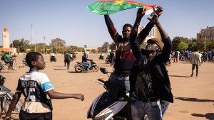 rakyat-burkina-faso-berkumpul-dukung-tentara-pemberontak_20220124_105813.jpg