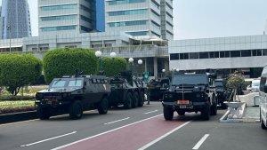 rantis-ranpur-Tim-Jihandak-TNI-siaga-di-komplek-DPR-MPR-jelang-pelantikan-Prabowo-Subianto-Presiden.jpg