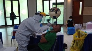 ratusan-calon-jamaah-haji-kota-tangerang-menjalani-tes-pcr_20220603_130302.jpg