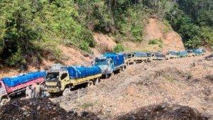 ratusan-truk-terjebak-di-jalan-trans-papua.jpg