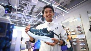 robi-syianturi-menunjukkan-sepatu-keluaran-baru-asics-yaitu-gel-nimbus-26.jpg