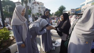 salat-idul-fitri-1445-h-di-depan-gereja-koinonia-jatinegara_20240410_093124.jpg