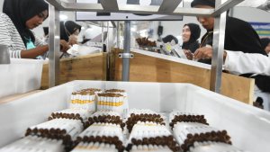 sampoerna-gandeng-mitra-produksi-sigaret-kretek-tangan-skt_20240130_212010.jpg