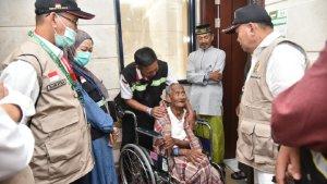 samsu-niang-apresiasi-kekompakan-jamaah-haji-asal-kabupaten-wajo-sulawesi-selatan.jpg