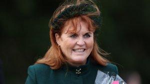 sarah-duchess-of-york-tersenyum-di-luar-setelah-menghadiri-kebaktian-tradisional.jpg
