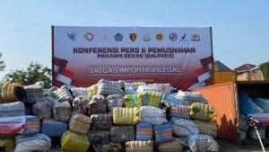 satgas-impor-ilegal-mengamankan-produk-mulai-dari-tekstil-hingga-elektronik.jpg
