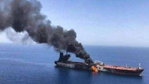 sebuah-kapal-yang-dikabarkan-berkepemilikan-israel-terbakar-setelah-mendapat-serangan-rudal-houthi.jpg