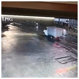 sebuah-mobil-ekspedisi.jpg