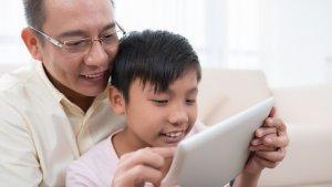 sederet-manfaat-bila-ayah-dan-anak-bermain-gadget-bersama.jpg