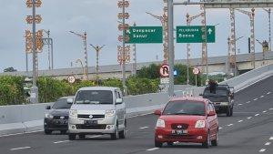 sejumlah-kendaraan-melintas-di-jalan-tol-bali-mandara-di-bali-rabu-9-november-2022.jpg