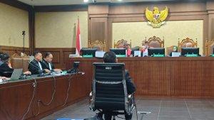 sekjen-pdip-hasto-duduk-di-sidang.jpg