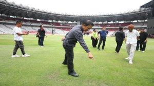 sekjen-pssi-yunus-nusi-ketika-meninjau-rumput-lapangan-di-stadion-gelora-bung-karno.jpg