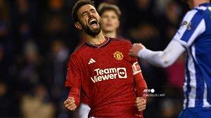 selebrasi-bruno-fernandes-yang-berhasil-mengeksekusi-penalti-ke-gawang-wigan-piala-fa.jpg